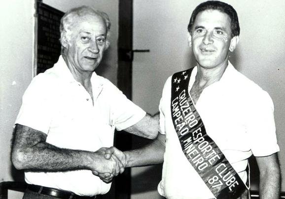 Então presidente do Cruzeiro, Salvador Masci parabeniza Carlos Alberto pelo título mineiro de 1987