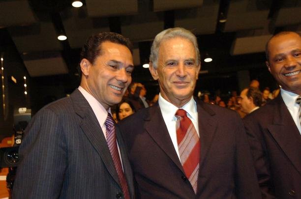 Carlos Alberto Silva entre técnico Vanderlei Luxemburgo e ex-zagueiro Luizinho, no Troféu Telê Santana, em 2006