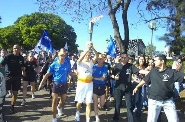 Carlos Alberto Silva carrega a tocha do Pan-Americano de 2007, em revezamento na Pampulha 