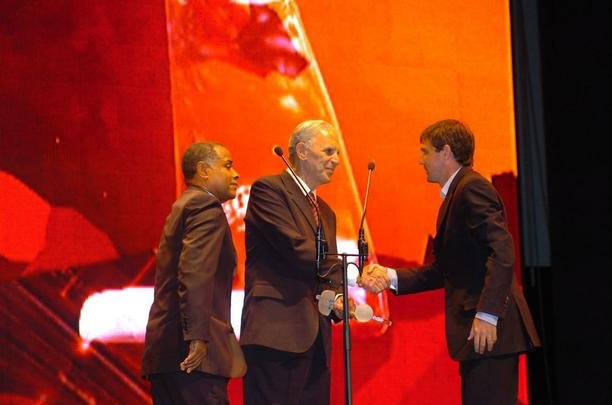 Carlos Alberto Silva entrega prmio ao argentino Montillo, ex-Cruzeiro, na cerimnia de 2011