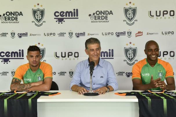 Diretor de futebol Ricardo Drubscky apresentou o lateral Auro e o volante Rafael Jata no Lanna Drumond