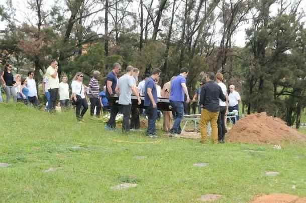 Sepultamento de Carlos Alberto Silva, no Parque da Colina, em BH, recebeu personalidades do esporte