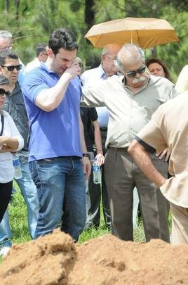Sepultamento de Carlos Alberto Silva, no Parque da Colina, em BH, recebeu personalidades do esporte
