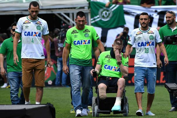 Muita emoo em homenagens aos heris da Chapecoense, antes do primeiro teste da equipe catarinense aps a tragdia que vitimou 71 pessoas, no final de 2016