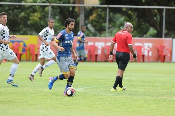 Com gols de Rafael Sobis, Ramn bila e Alex, Cruzeiro venceu Arax neste domingo por 2 a 0, em jogo-treino realizado na Toca da Raposa II (fotos: Marcos Vieira/EM D.A Press)