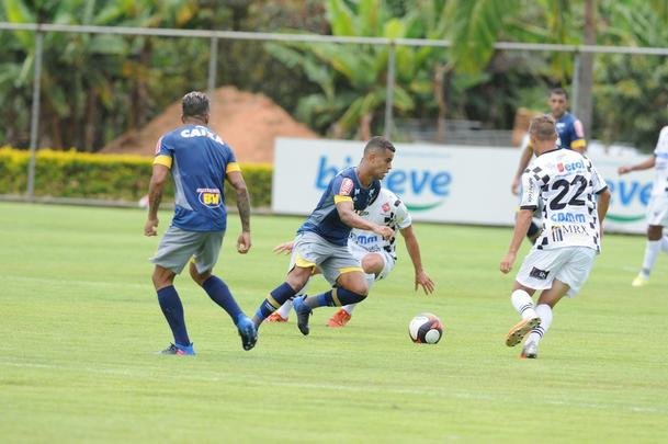 Com gols de Rafael Sobis, Ramn bila e Alex, Cruzeiro venceu Arax neste domingo por 2 a 0, em jogo-treino realizado na Toca da Raposa II (fotos: Marcos Vieira/EM D.A Press)