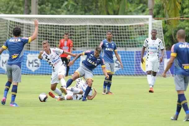 Com gols de Rafael Sobis, Ramn bila e Alex, Cruzeiro venceu Arax neste domingo por 2 a 0, em jogo-treino realizado na Toca da Raposa II (fotos: Marcos Vieira/EM D.A Press)