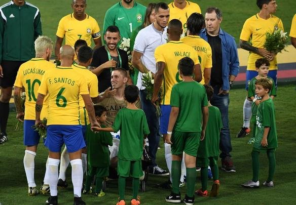 Brasil venceu a Colômbia por 1 a 0, no Engenhão, com renda revertida para Chapecoense