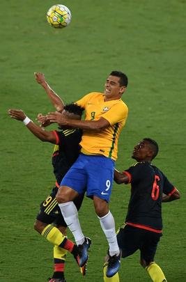 Brasil venceu a Colômbia por 1 a 0, no Engenhão, com renda revertida para Chapecoense