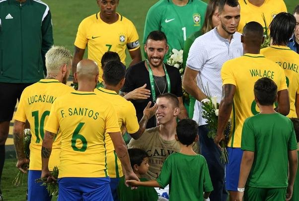 Brasil venceu a Colômbia por 1 a 0, no Engenhão, com renda revertida para Chapecoense