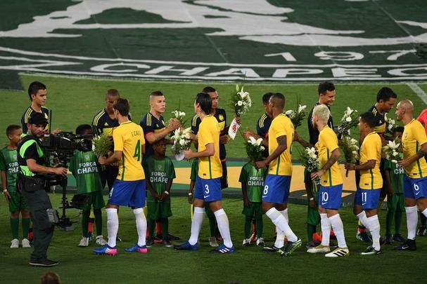 Brasil venceu a Colômbia por 1 a 0, no Engenhão, com renda revertida para Chapecoense