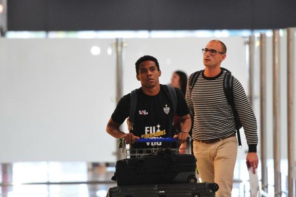 Novo reforo do Atltico, Elias chega a Belo Horizonte. Volante assinou contrato por trs anos