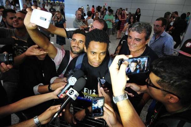 Novo reforo do Atltico, Elias chega a Belo Horizonte. Volante assinou contrato por trs anos