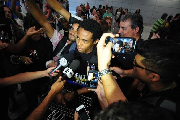 Novo reforo do Atltico, Elias chega a Belo Horizonte. Volante assinou contrato por trs anos