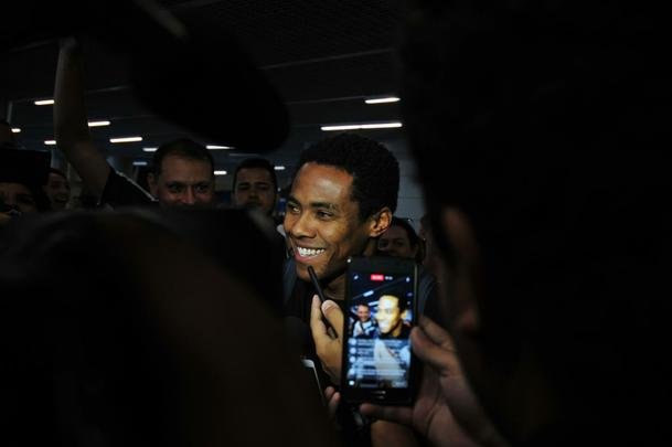 Novo reforo do Atltico, Elias chega a Belo Horizonte. Volante assinou contrato por trs anos