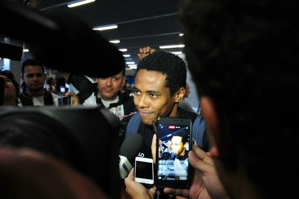 Novo reforo do Atltico, Elias chega a Belo Horizonte. Volante assinou contrato por trs anos