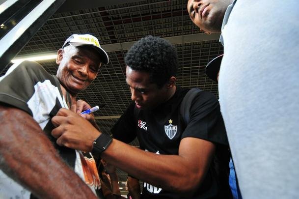 Novo reforo do Atltico, Elias chega a Belo Horizonte. Volante assinou contrato por trs anos