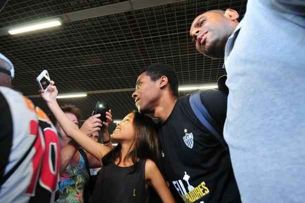 Novo reforo do Atltico, Elias chega a Belo Horizonte. Volante assinou contrato por trs anos