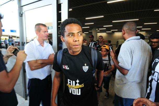 Novo reforo do Atltico, Elias chega a Belo Horizonte. Volante assinou contrato por trs anos