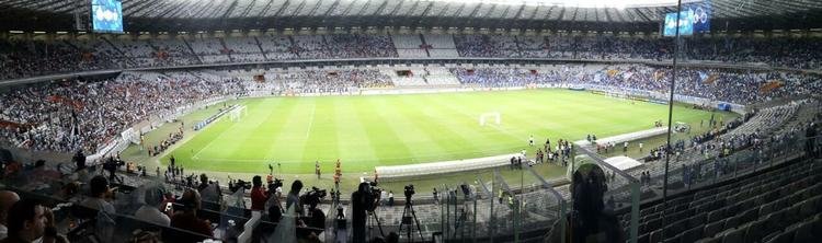 Aps quatro anos, Mineiro voltou a ficar dividido meio a meio com as torcidas de Atltico (e) e Cruzeiro (d)