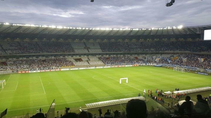 Aps quatro anos, Mineiro voltou a ficar dividido meio a meio com as torcidas de Atltico (e) e Cruzeiro (d)