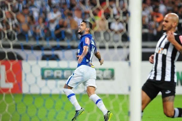 Arrascaeta marcou pelo Cruzeiro em clssico contra o Atltico aos 27' do primeiro tempo