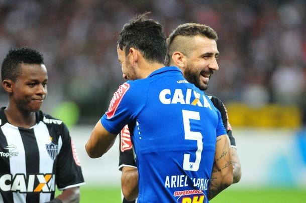 Imagens do primeiro tempo do clssico entre Cruzeiro e Atltico, no Mineiro, pela Primeira Liga