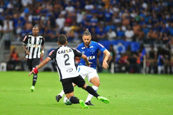Imagens do primeiro tempo do clssico entre Cruzeiro e Atltico, no Mineiro, pela Primeira Liga