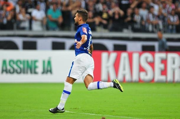 Arrascaeta colocou o Cruzeiro em vantagem no clssico aos 27 minutos do primeiro tempo