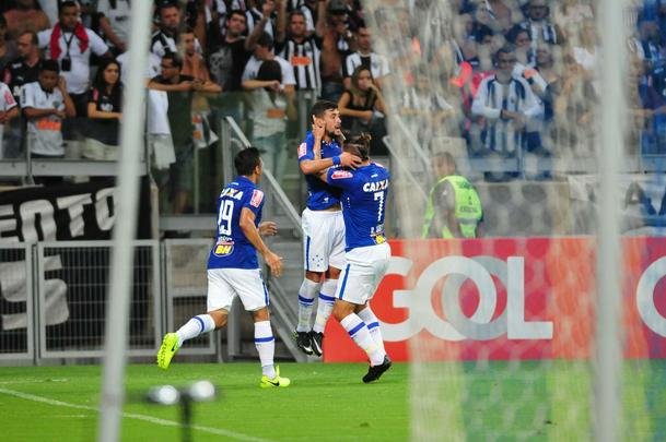 Arrascaeta colocou o Cruzeiro em vantagem no clssico aos 27 minutos do primeiro tempo