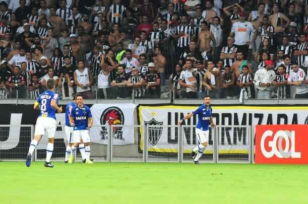 Arrascaeta colocou o Cruzeiro em vantagem no clssico aos 27 minutos do primeiro tempo