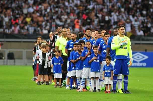 Imagens do primeiro tempo do clssico entre Cruzeiro e Atltico, no Mineiro, pela Primeira Liga