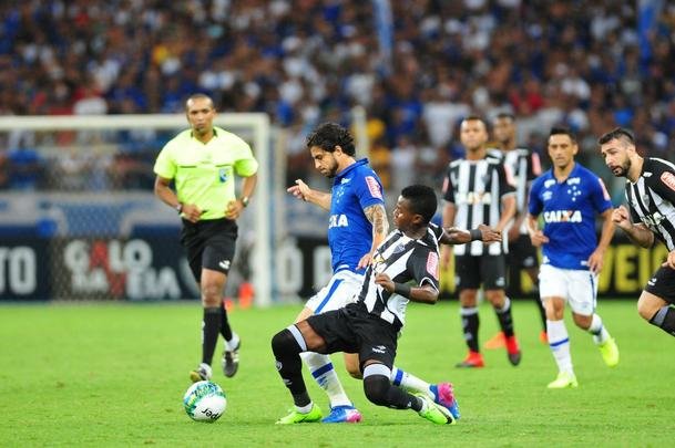 Imagens do segundo tempo do clssico vencido pelo Cruzeiro por 1 a 0