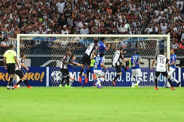 Imagens do segundo tempo do clssico vencido pelo Cruzeiro no Mineiro