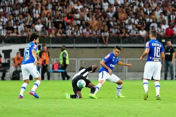 Imagens do segundo tempo do clssico vencido pelo Cruzeiro no Mineiro
