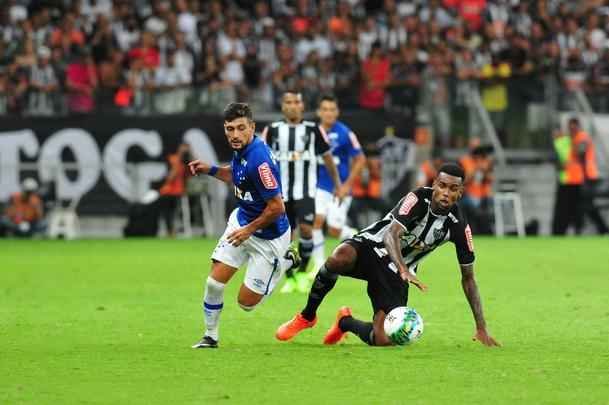 Imagens do segundo tempo do clssico vencido pelo Cruzeiro no Mineiro