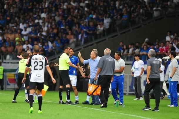 Imagens do segundo tempo do clssico no Mineiro vencido pelo Cruzeiro