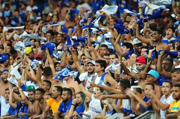 Jogadores cruzeirenses comemoraram vitria no clssico com a torcida celeste