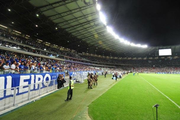 Jogadores cruzeirenses comemoraram vitria no clssico com a torcida celeste