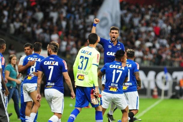 Jogadores cruzeirenses comemoraram vitria no clssico com a torcida celeste