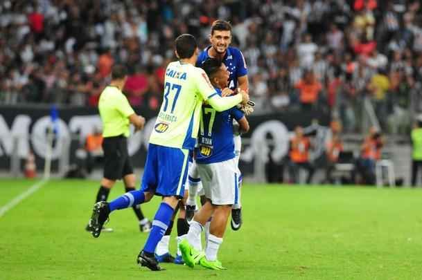 Jogadores cruzeirenses comemoraram vitria no clssico com a torcida celeste