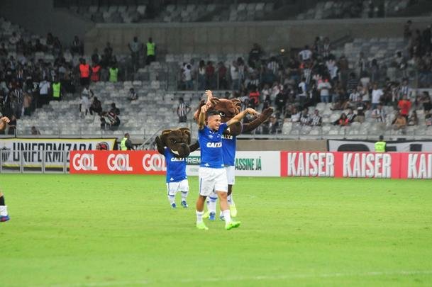 Jogadores cruzeirenses comemoraram vitria no clssico com a torcida celeste