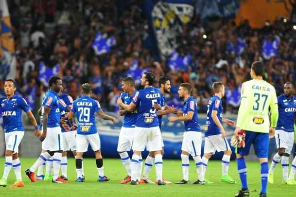 Jogadores do Cruzeiro comemora vitria com a torcida celeste no Mineiro