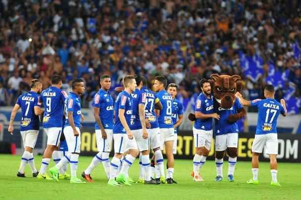 Jogadores do Cruzeiro comemora vitria com a torcida celeste no Mineiro