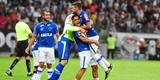 Jogadores do Cruzeiro comemora vitria com a torcida celeste no Mineiro