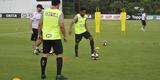 Volante Elias participou nesta quinta-feira do seu primeiro treino como jogador do Atltico. Roger Machado comandou uma atividade com bola utilizando atletas que no jogaram ou atuaram pouco diante do Cruzeiro