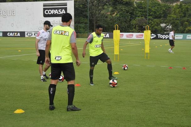 Volante Elias participou nesta quinta-feira do seu primeiro treino como jogador do Atltico. Roger Machado comandou uma atividade com bola utilizando atletas que no jogaram ou atuaram pouco diante do Cruzeiro