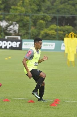 Volante Elias participou nesta quinta-feira do seu primeiro treino como jogador do Atltico. Roger Machado comandou uma atividade com bola utilizando atletas que no jogaram ou atuaram pouco diante do Cruzeiro