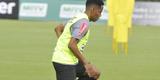 Volante Elias participou nesta quinta-feira do seu primeiro treino como jogador do Atltico. Roger Machado comandou uma atividade com bola utilizando atletas que no jogaram ou atuaram pouco diante do Cruzeiro