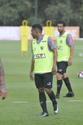 Volante Elias participou nesta quinta-feira do seu primeiro treino como jogador do Atltico. Roger Machado comandou uma atividade com bola utilizando atletas que no jogaram ou atuaram pouco diante do Cruzeiro